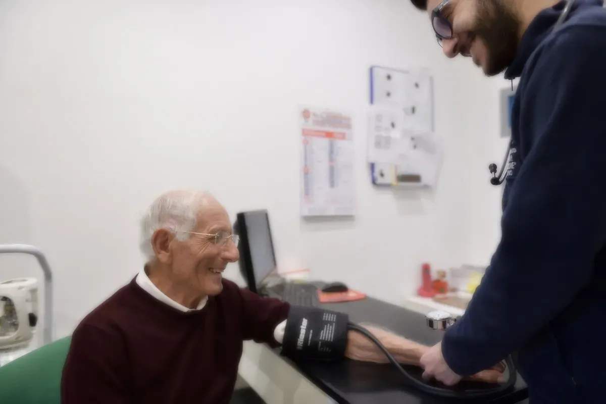 Controllo della pressione a un ospite