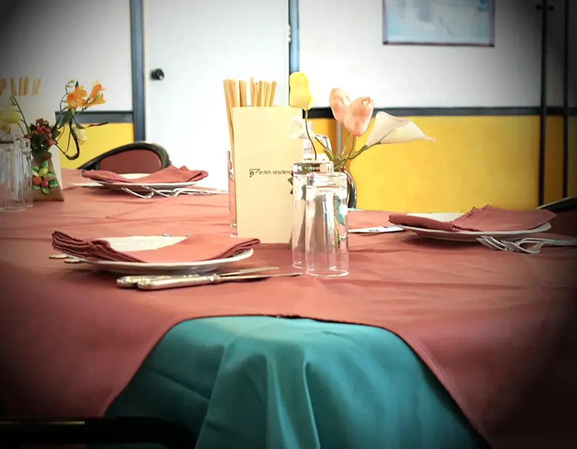 Tavola apparecchiata in sala ristoro
