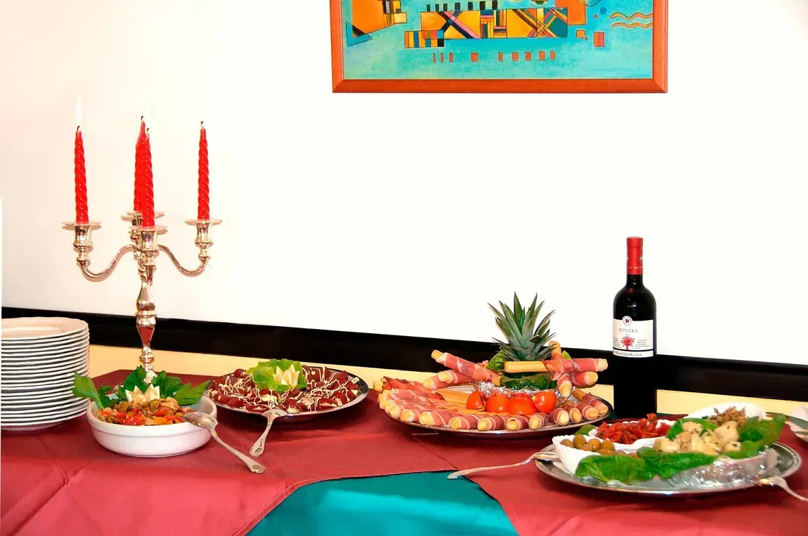 Buffet con antipasti e candelabro