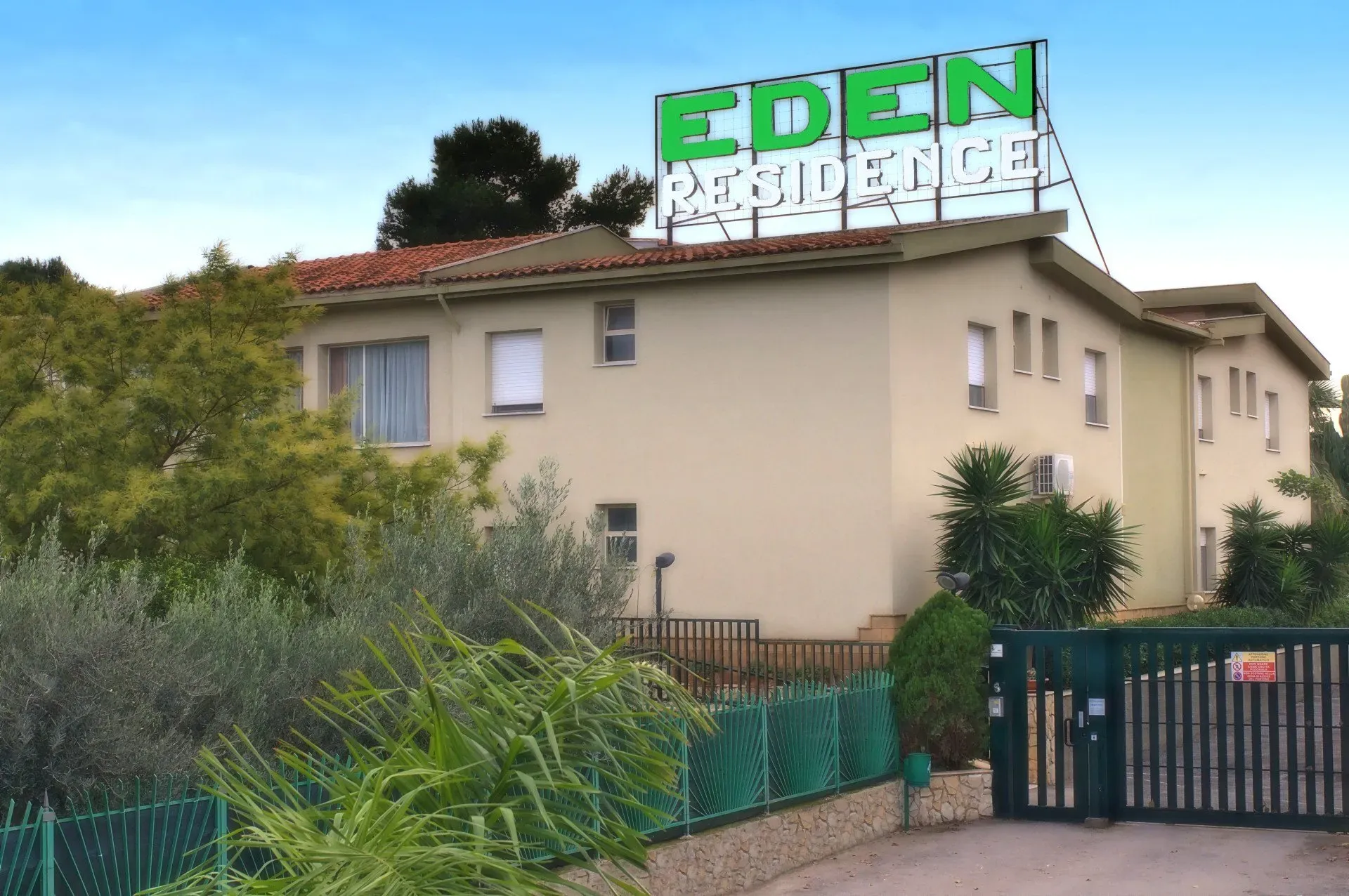 L'ingresso di Eden Residence con l'insegna