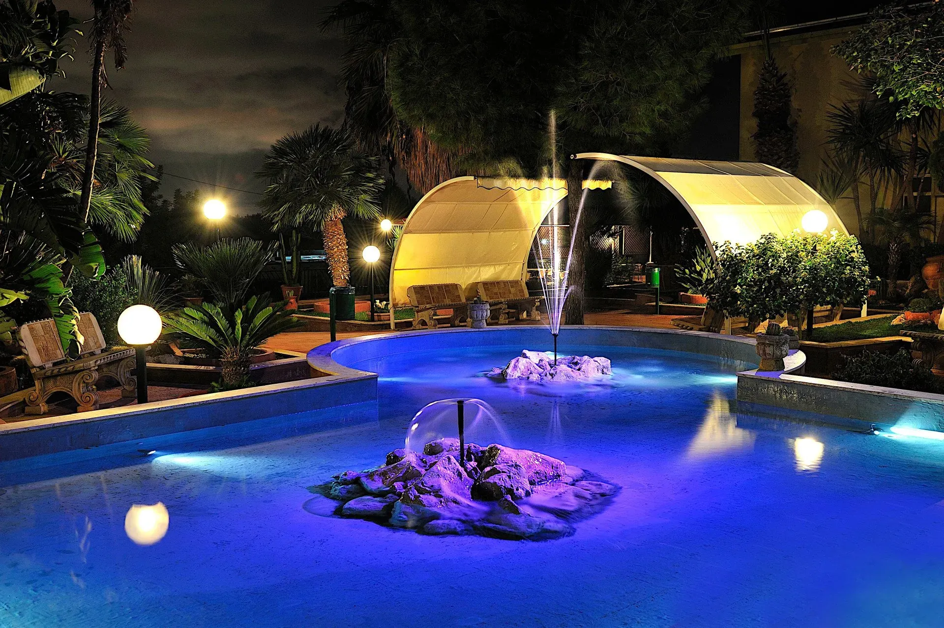La fontana illuminata del giardino