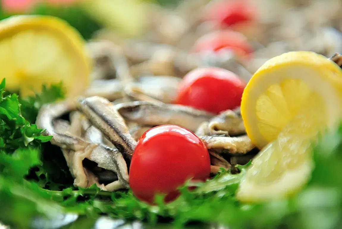 Antipasto di pesce con pomodorini e limone