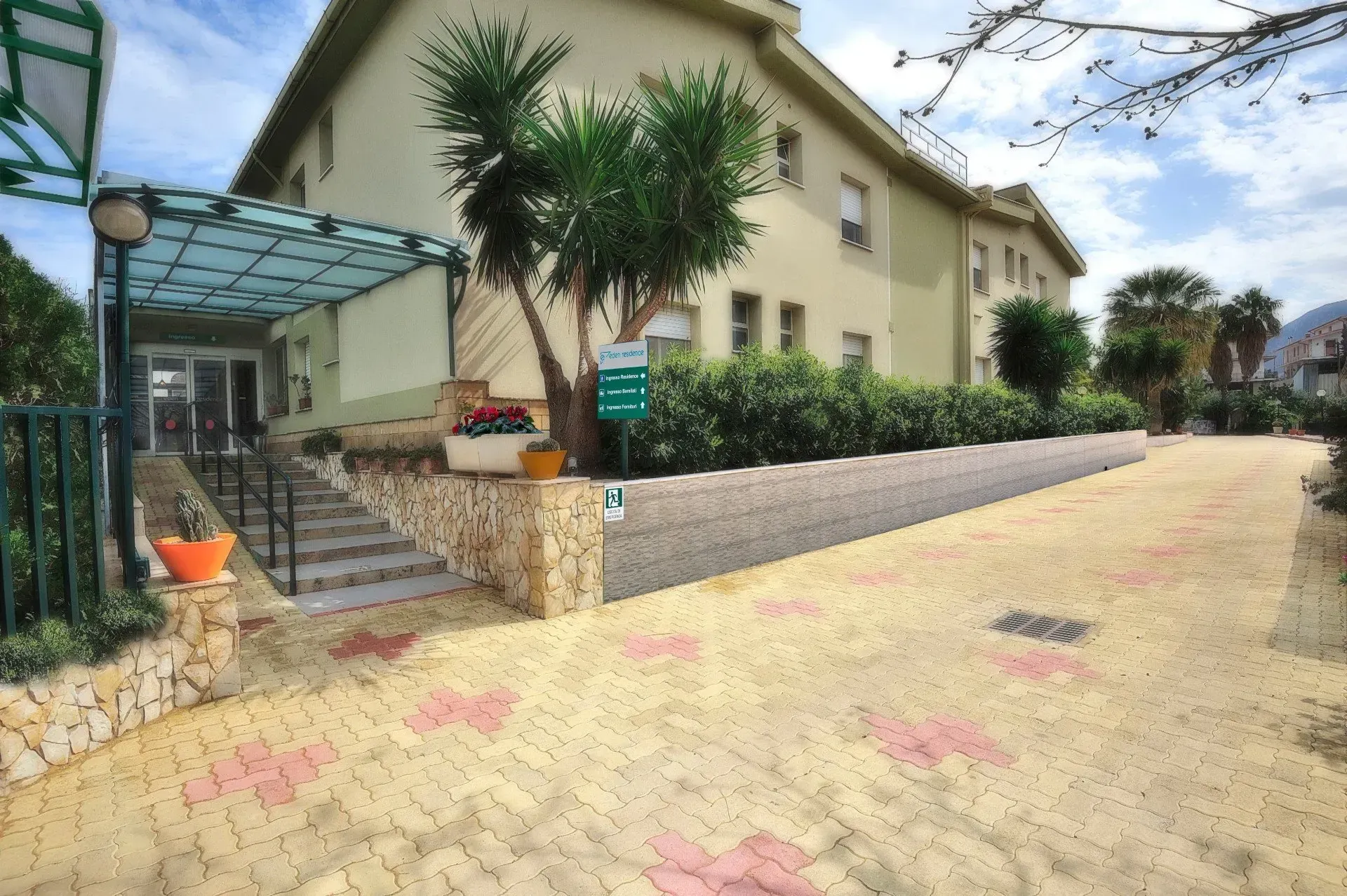 Il viale d'accesso alla residenza