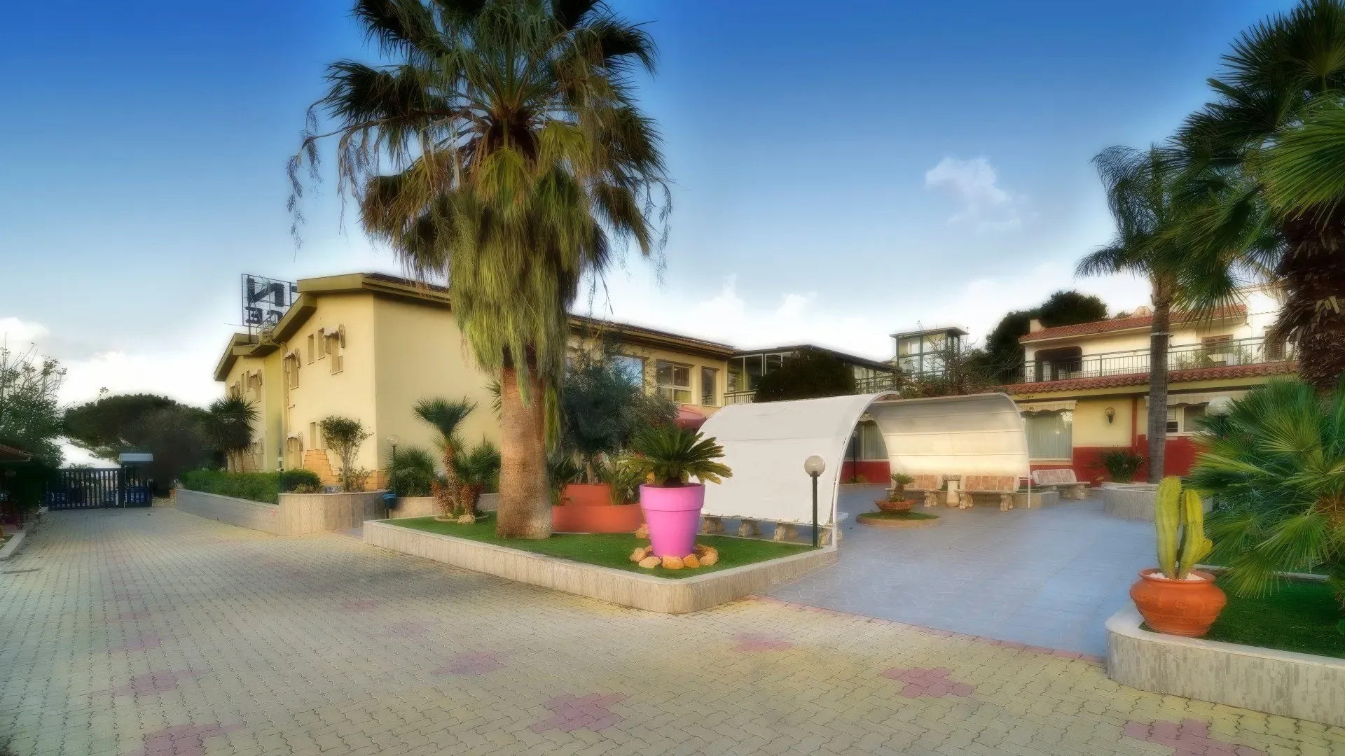 Il giardino e la facciata