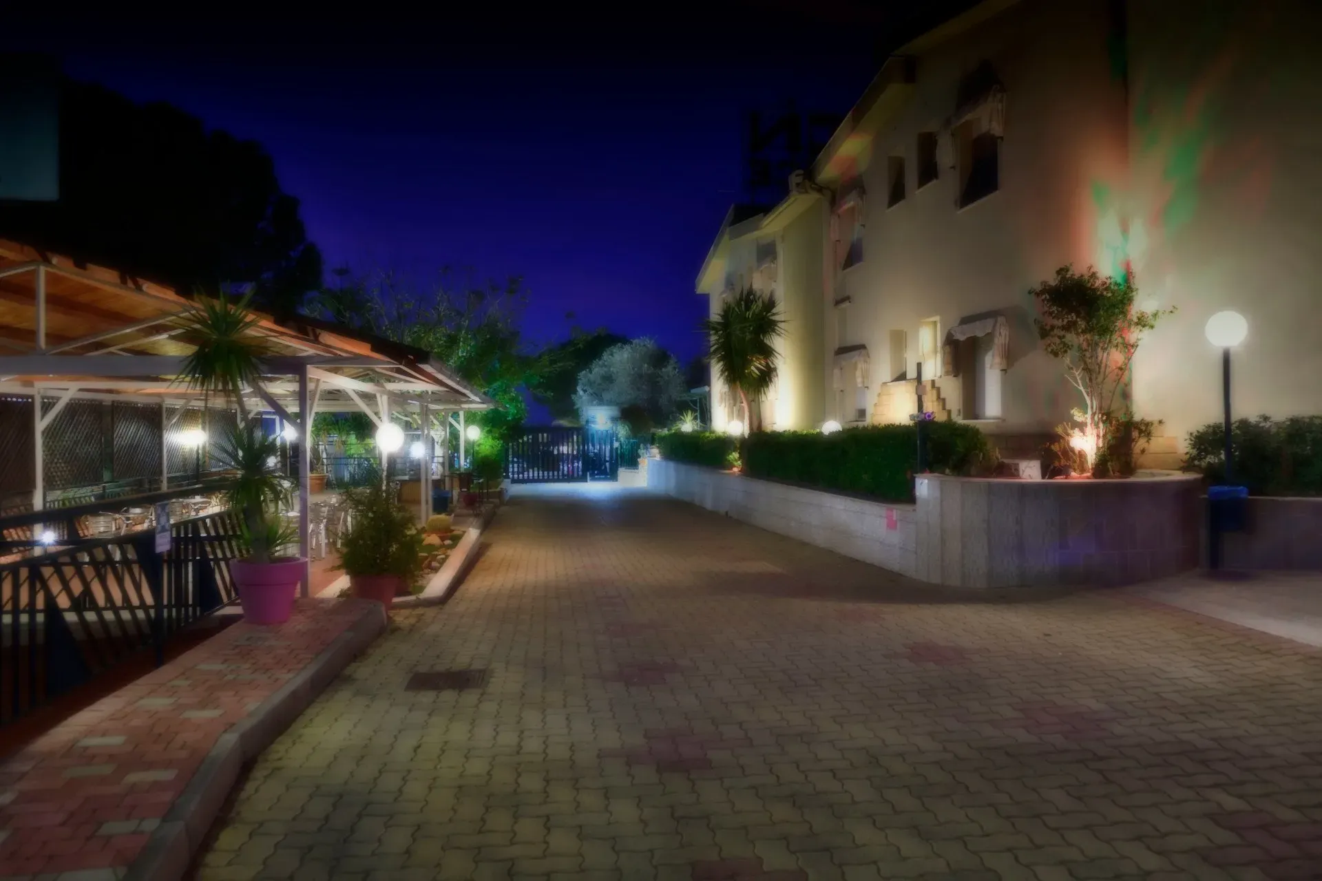 La residenza illuminata la sera