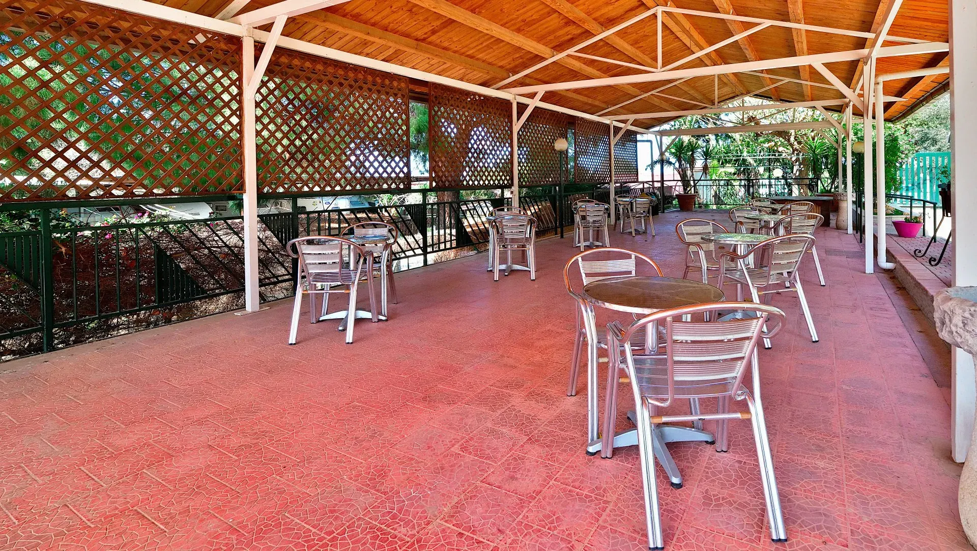 Il porticato esterno con tavoli