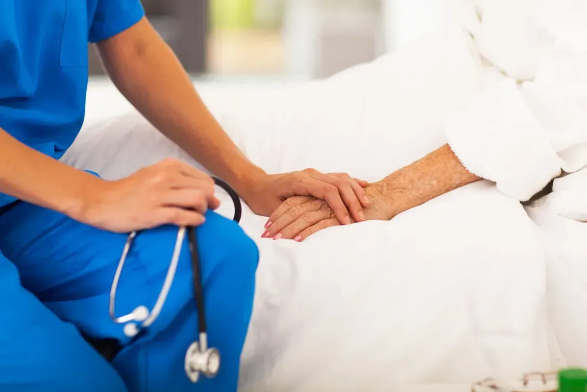 Operatrice sanitaria che assiste un'ospite