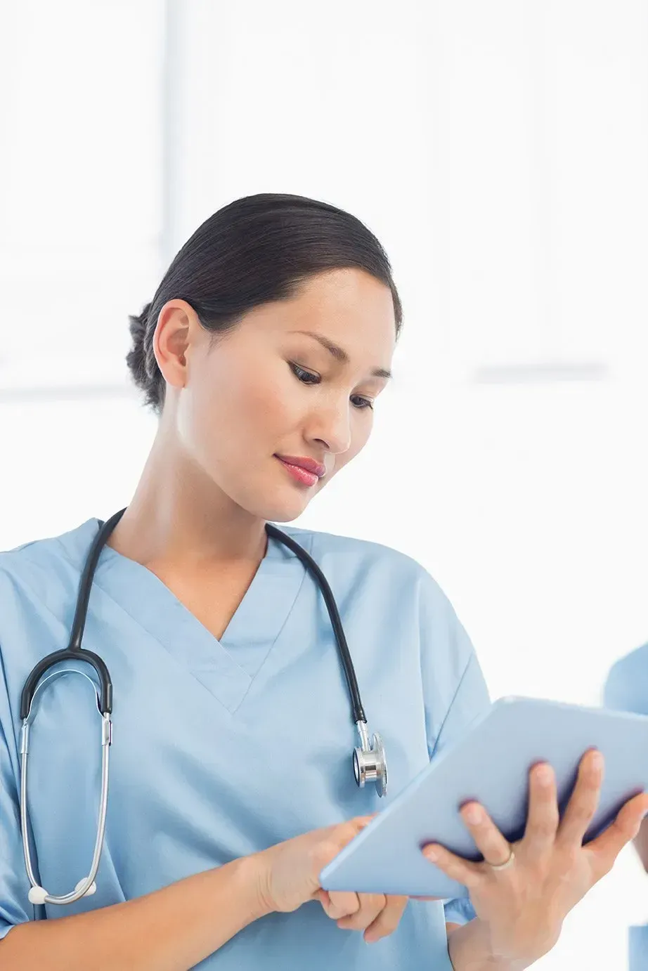 Una dottoressa consulta la cartella clinica